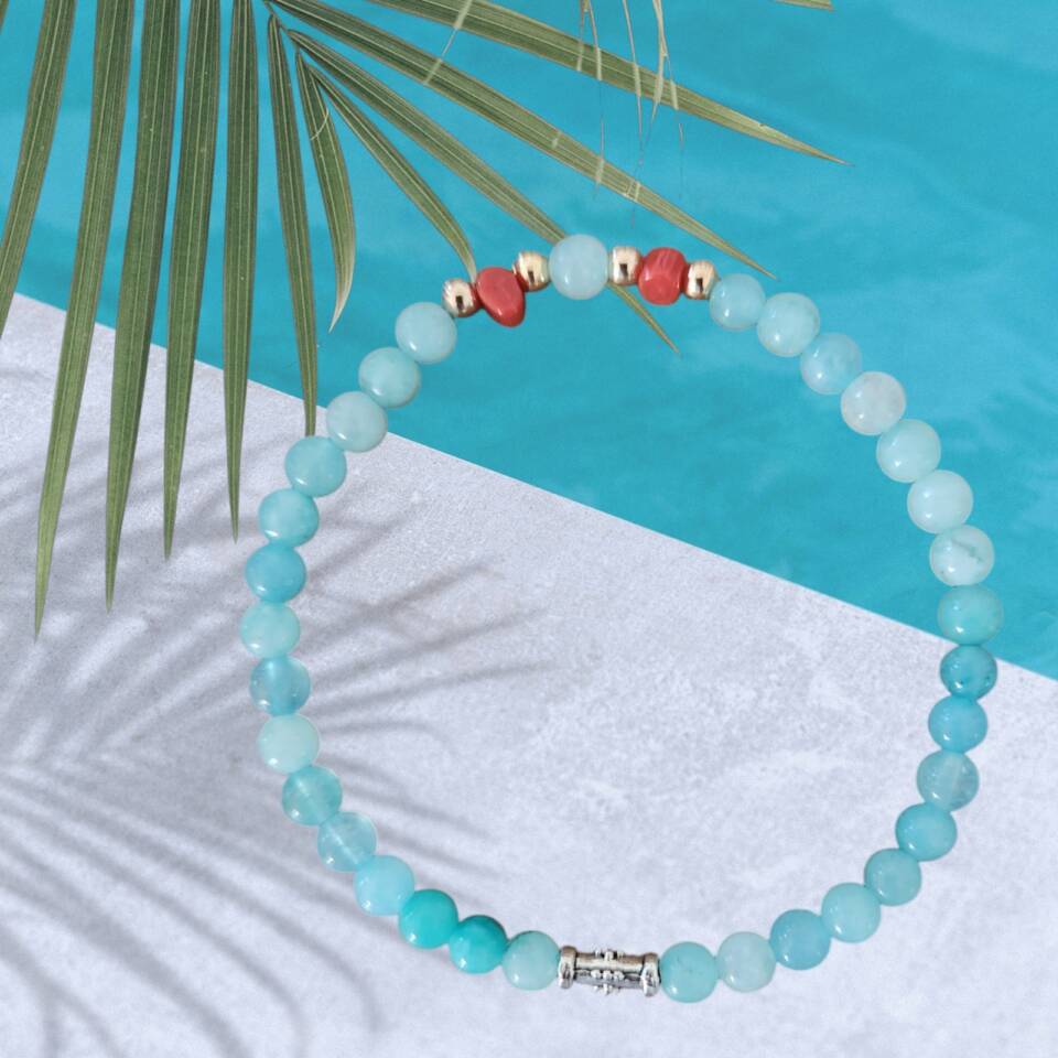 Bracelet perles en pierres naturelles amazonite de diamètre 4mm orné de perles de corail rouge et perles d'espacement en acier inoxydable. Bracelet confectionné à la main et sur mesure. Bracelet monté avec de l'élastique mono bloc cristal résistant. Pour commander votre taille, sélectionner "Choisir OPTIONS" en-dessous du descriptif Taille de 14cm à 20cm