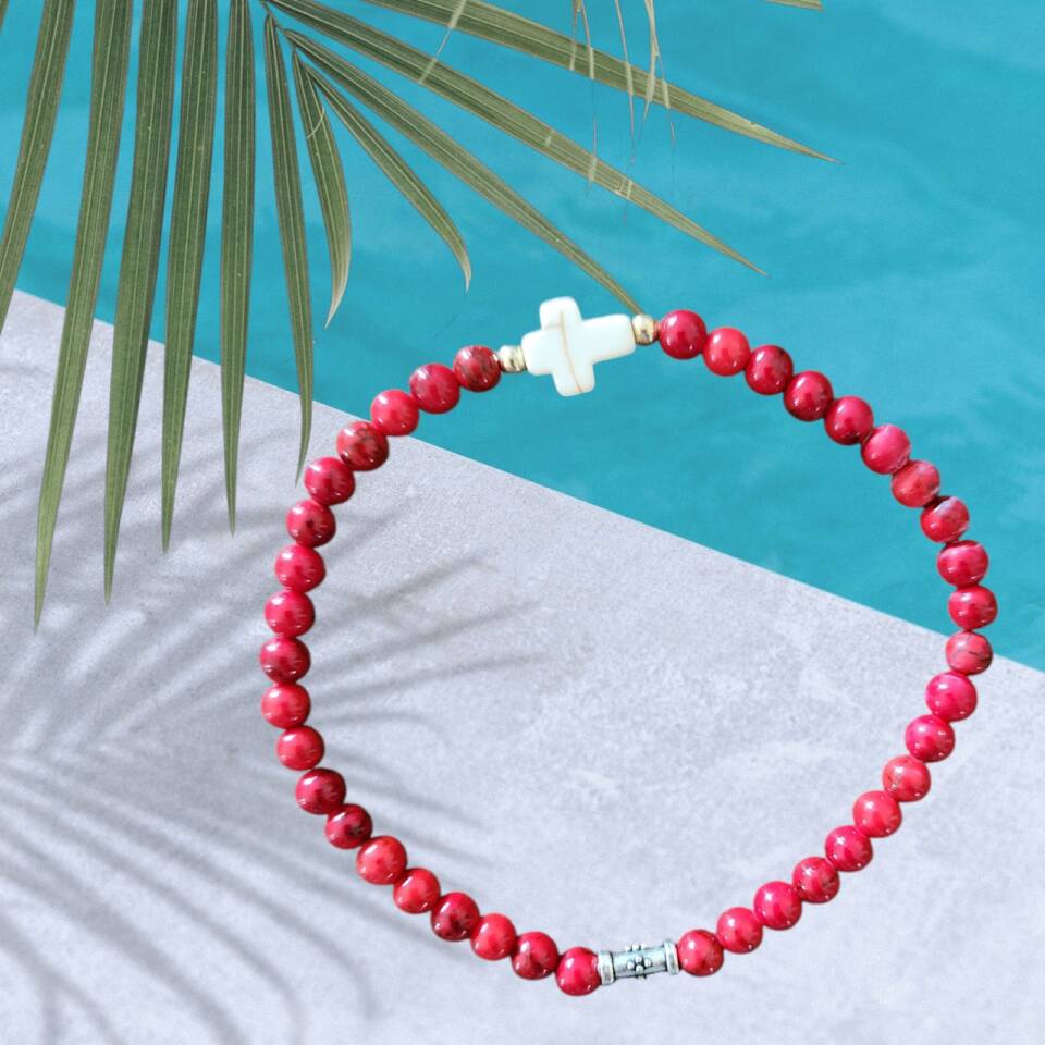 Bracelet perles en pierres naturelles howlite rouge de diamètre 4mm orné d'une croix naturelle blanche Bracelet confectionné à la main et sur mesure. Bracelet monté avec de l'élastique mono bloc cristal résistant Pour commander votre taille, sélectionner "Choisir OPTIONS" en-dessous du descriptif Taille de 14cm à 20cm