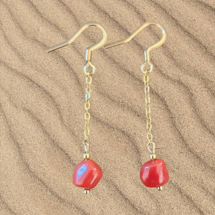 Boucles d'oreilles corail rouge montées sur chaînette acier inoxydable doré Boucles d'oreilles confectionnées à la main, apprêts en acier inoxydable doré Longueur totale de la boucle 4 cm Vendu avec fermoirs Chaque bijoux est mis dans un pochon organza