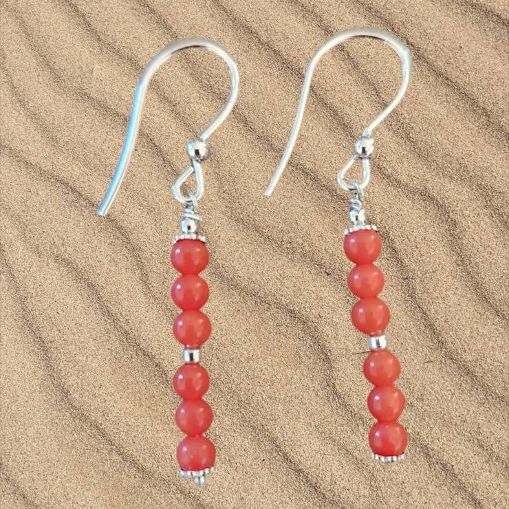 Boucles d'oreilles corail rouge perles rondes 4mm Boucles confectionnées à la main, apprêts en argent 925mm Longueur totale de la boucle 4 cm