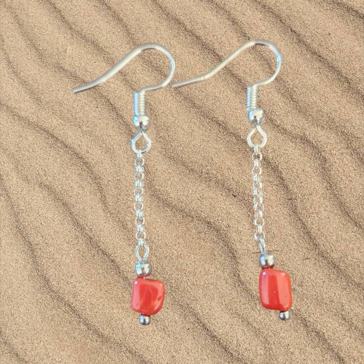 Boucles d'oreilles corail rouge chaîne acier inoxydable Boucles confectionnées à la main Longueur totale de la boucle 4 cm