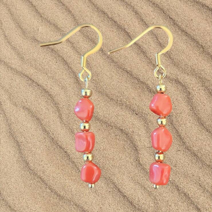 Boucles d'oreilles corail rouge ornés de petites perles en acier inoxydable doré, apprêt en acier inoxydable  Longueur totale 4cm Confectionnés à la main