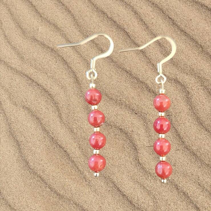 Boucles d'oreilles corail rouge confectionnées à la main Apprêt en acier inoxydable Longueur totale 4,5cm