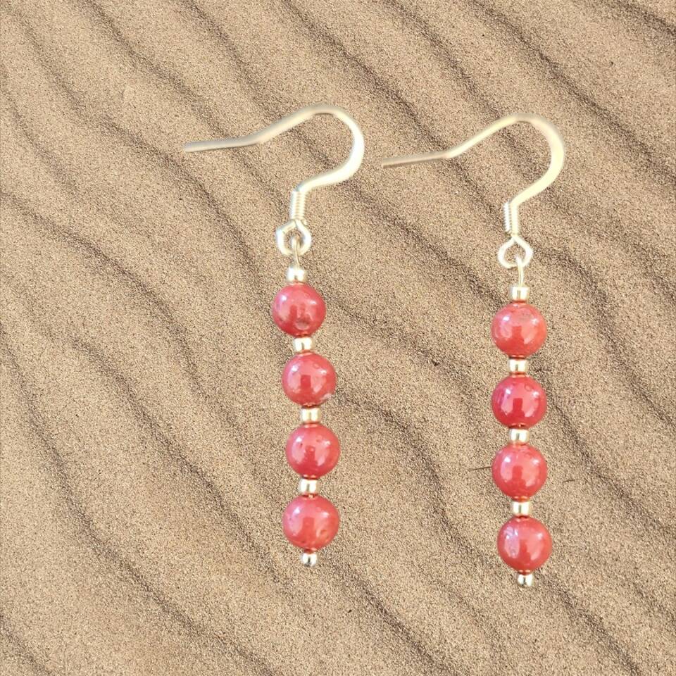 Boucles d'oreilles corail rouge confectionnées à la main Apprêt en acier inoxydable Longueur totale 4,5cm