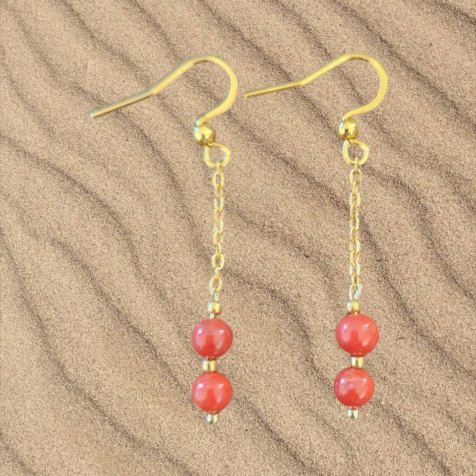 Boucles d'oreilles corail rouge confectionnées à la main montées sur chaînette acier inoxydable Apprêt en acier inoxydable Longueur totale 4,4cm