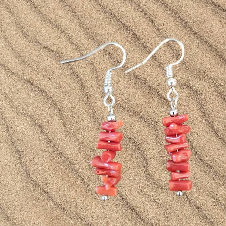 Boucles d'oreilles corail rouge confectionnées à la main  Apprêt en acier inoxydable Longueur 4cm