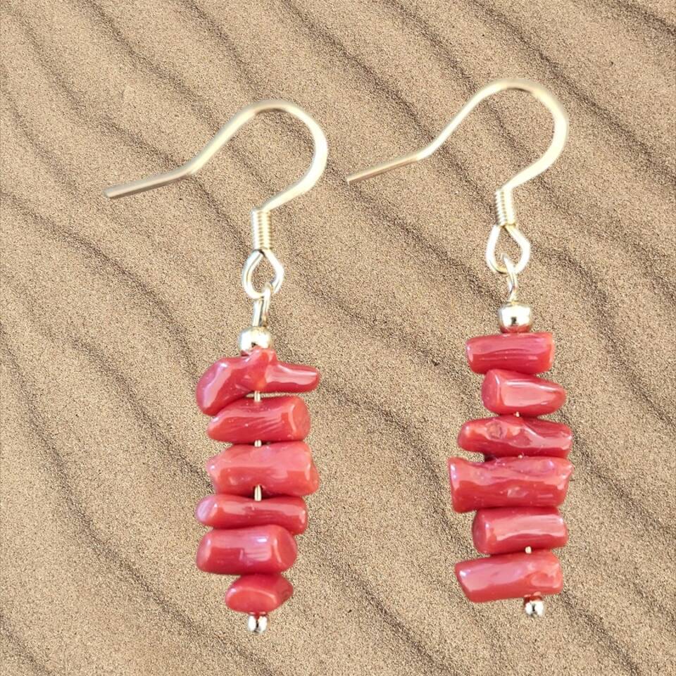 Boucles d'oreilles corail rouge confectionnées à la main  Apprêt en acier inoxydable doré Longueur 4cm