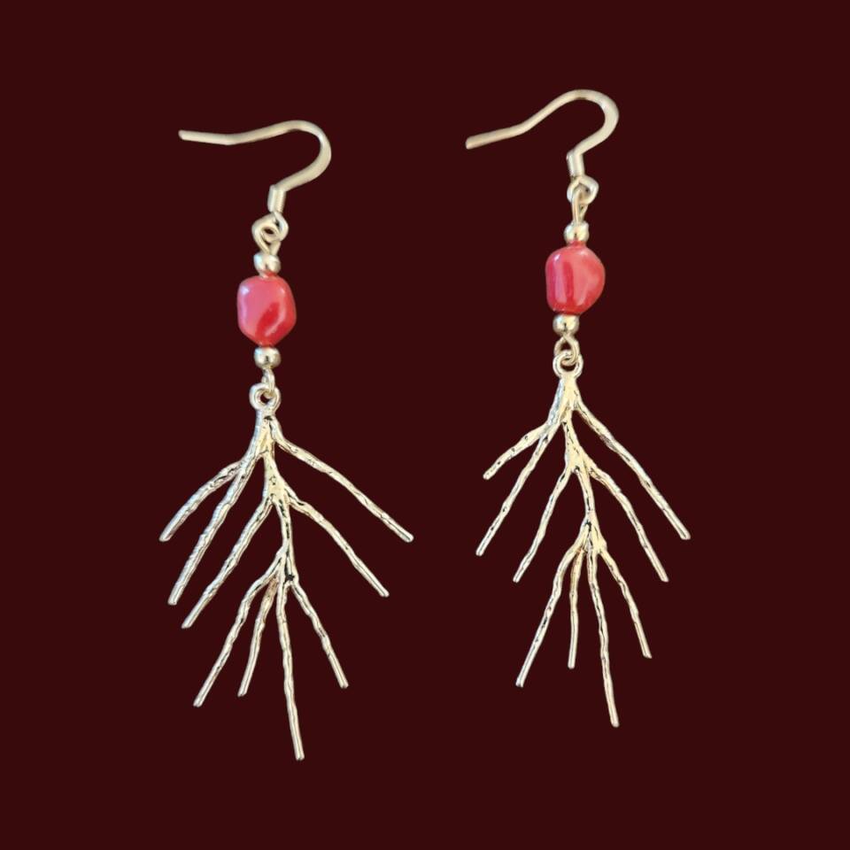 Boucles d'oreilles corail rouge avec branche corail en laiton  Boucles d'oreilles confectionnés à la main Apprêt en acier inoxydable doré Longueur totale 5cm