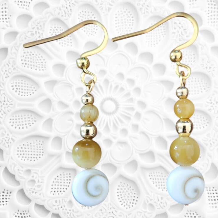 Boucles d'oreilles perles avec oeil de sainte-lucie,  petites perles dorées en acier inoxydable. Longueur 4cm Confectionné à la main 12€