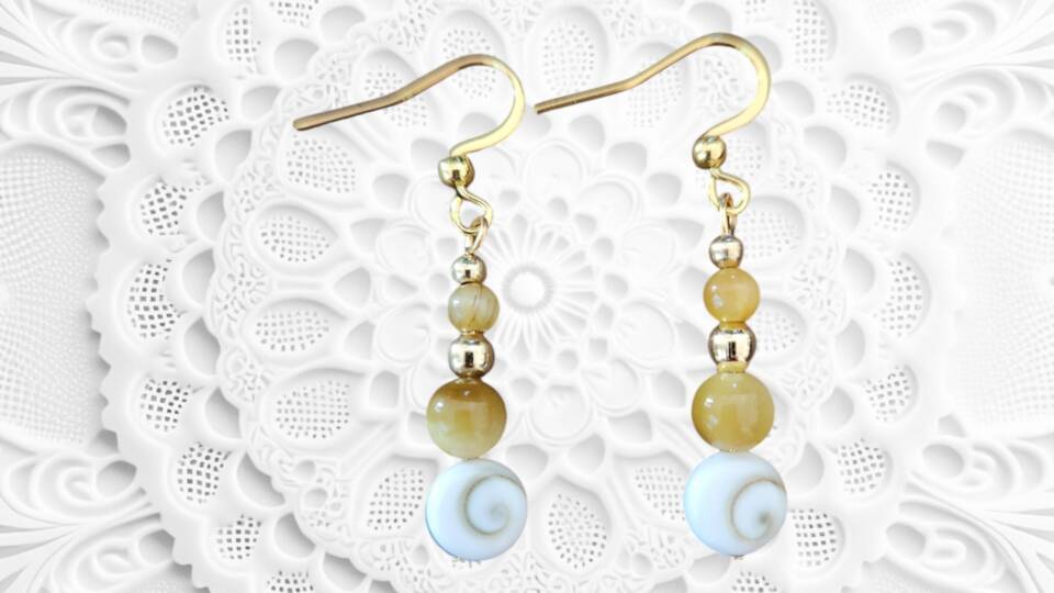 Boucles d'oreilles perles avec oeil de sainte-lucie,  petites perles dorées en acier inoxydable. Longueur 4cm Confectionné à la main 12€